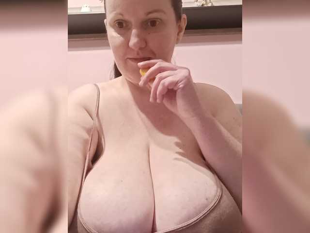 LadyAlma live cam preview