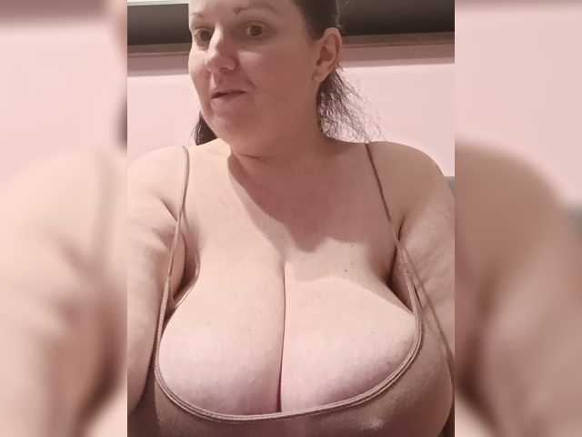 LadyAlma live cam preview
