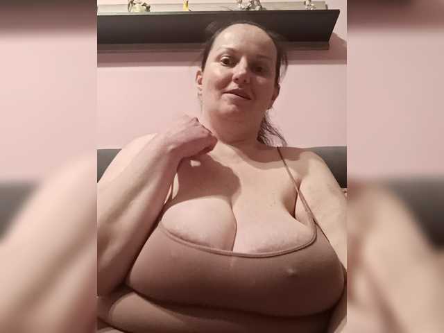 LadyAlma's BongaCams show and profile