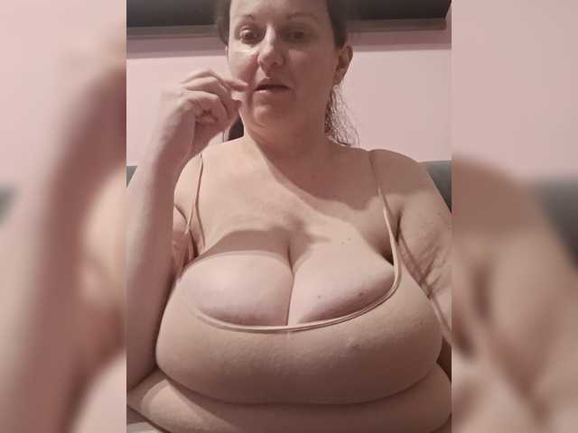 LadyAlma webcam