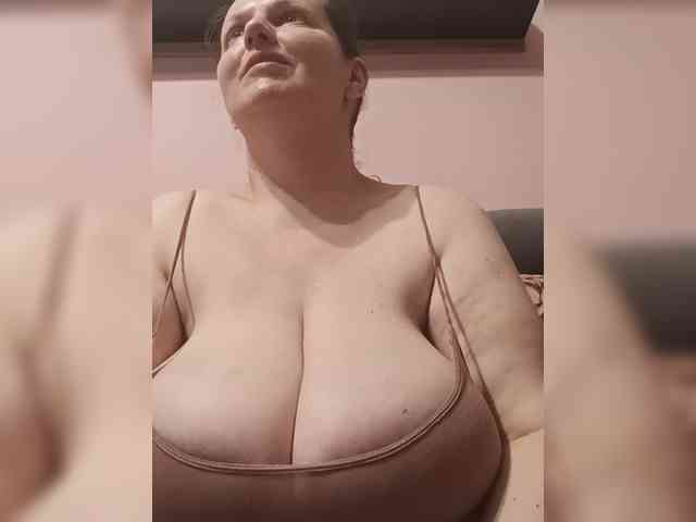 LadyAlma webcam