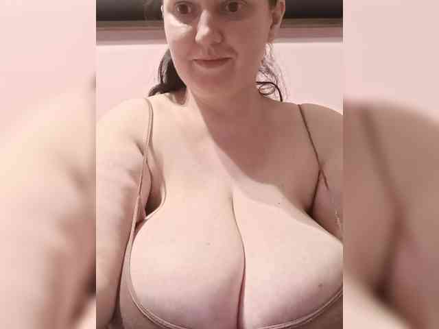 LadyAlma webcam