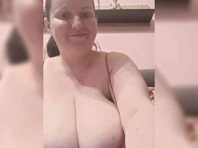 LadyAlma webcam