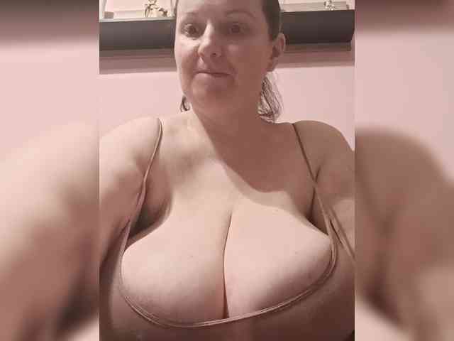 LadyAlma webcam