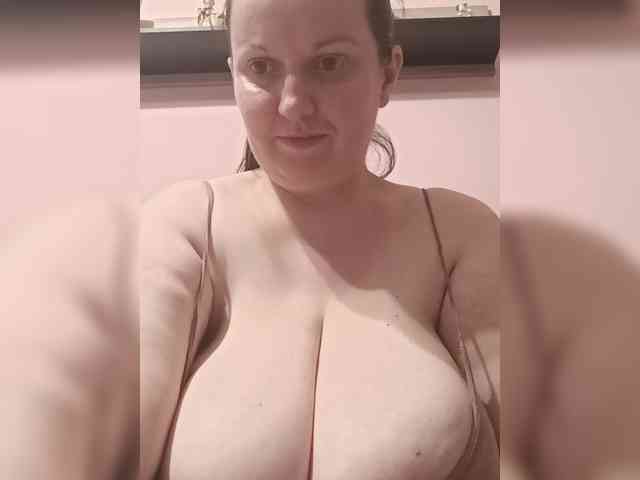 LadyAlma webcam