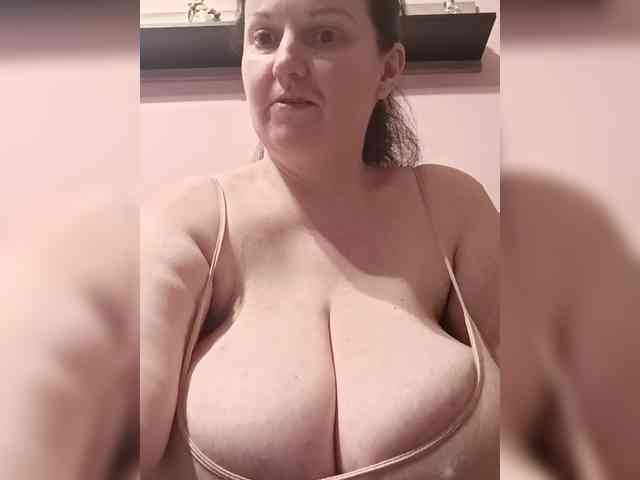LadyAlma webcam