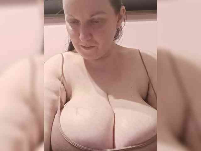 LadyAlma webcam