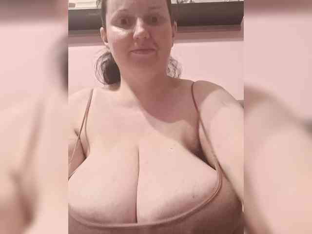 LadyAlma webcam