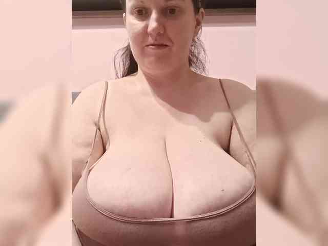 LadyAlma webcam