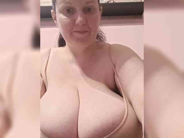 LadyAlma webcam
