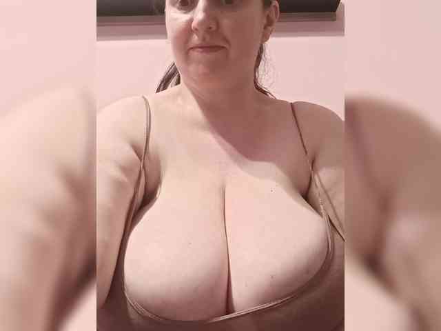LadyAlma webcam
