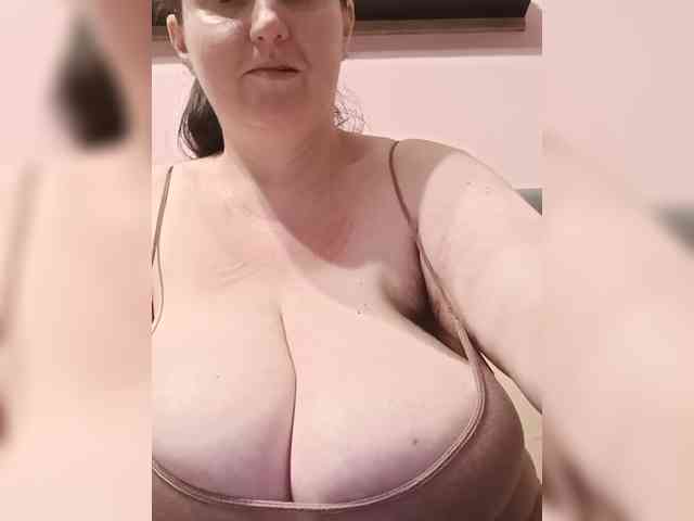 LadyAlma webcam