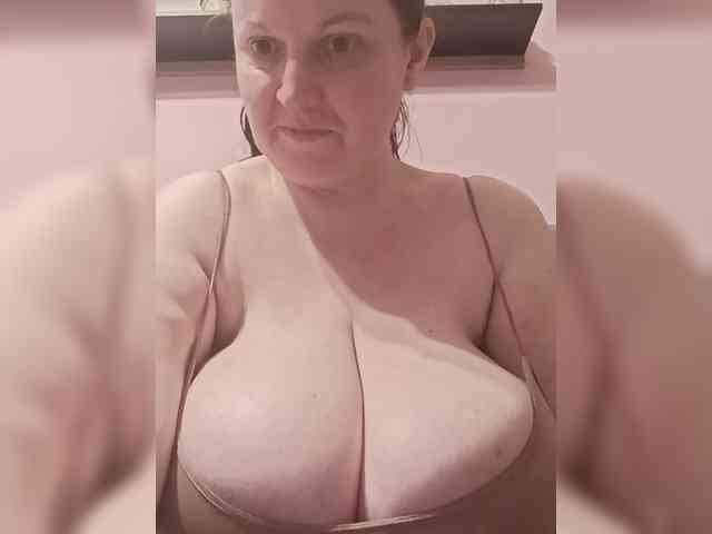 LadyAlma webcam