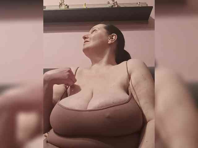 LadyAlma webcam