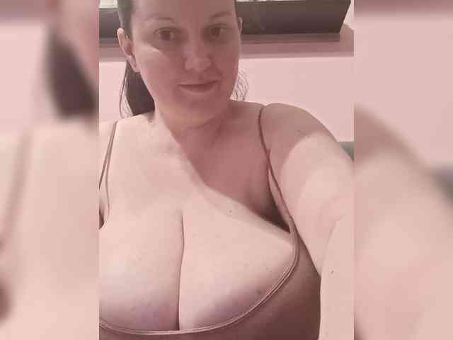 LadyAlma webcam