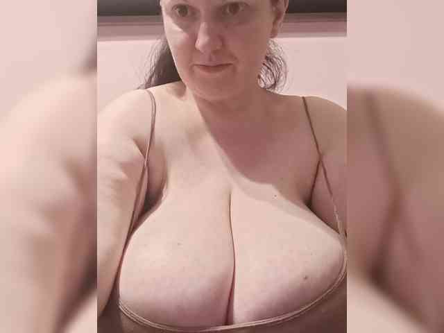 LadyAlma webcam