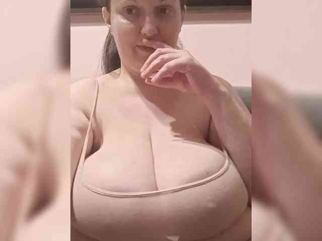 LadyAlma webcam