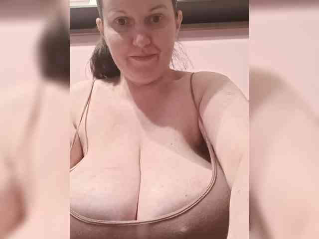 LadyAlma webcam