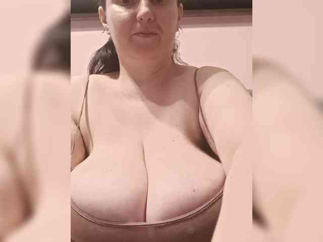 LadyAlma webcam