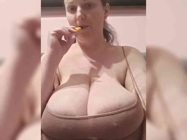 LadyAlma webcam