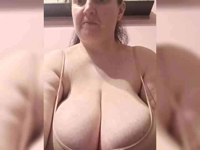 LadyAlma webcam