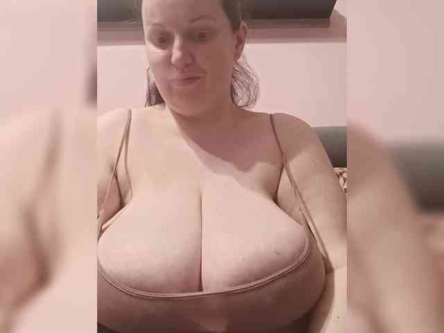 LadyAlma webcam