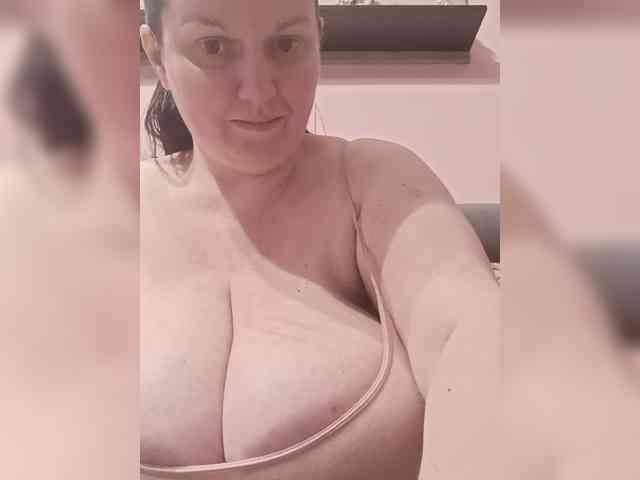 LadyAlma webcam