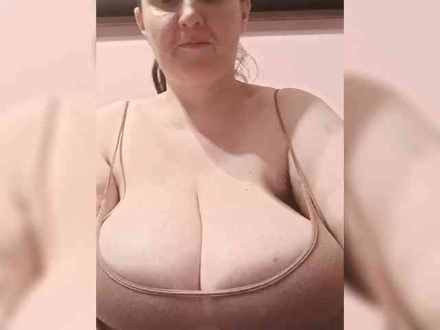 LadyAlma webcam