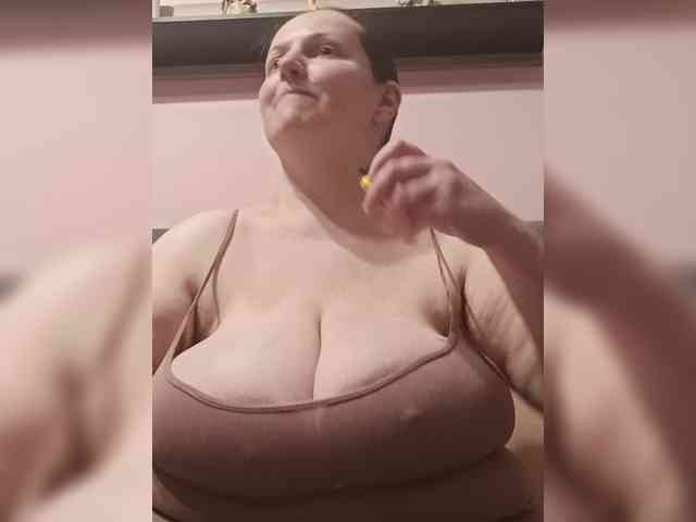 LadyAlma webcam