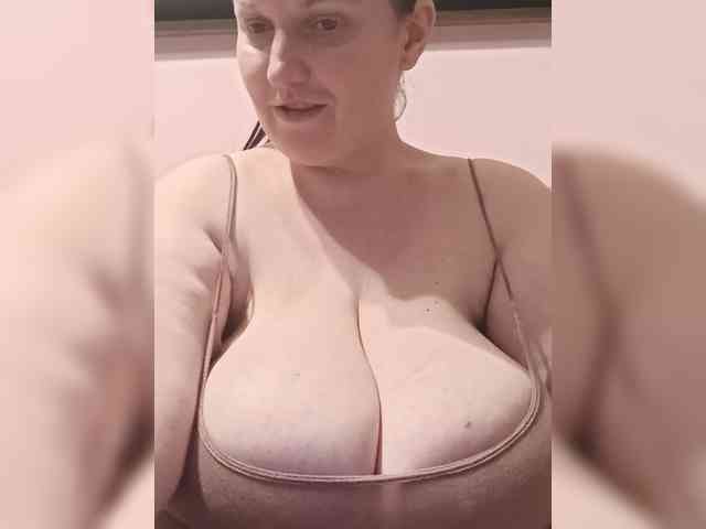 LadyAlma webcam