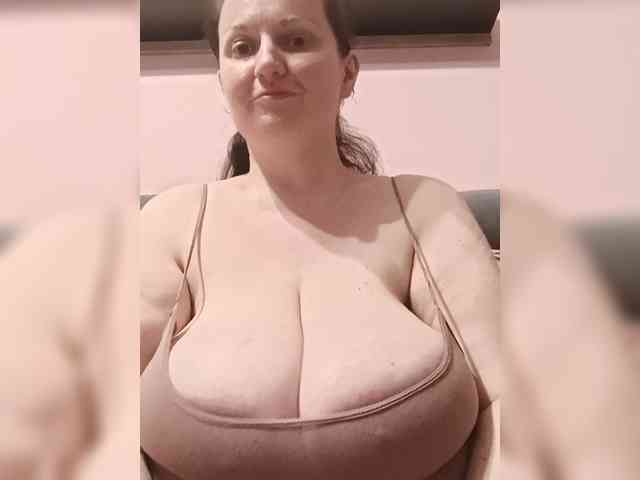LadyAlma webcam