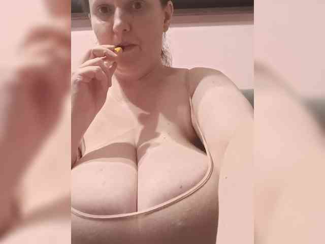 LadyAlma webcam