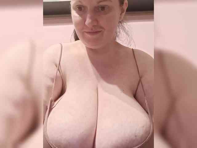 LadyAlma webcam