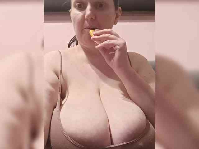 LadyAlma webcam
