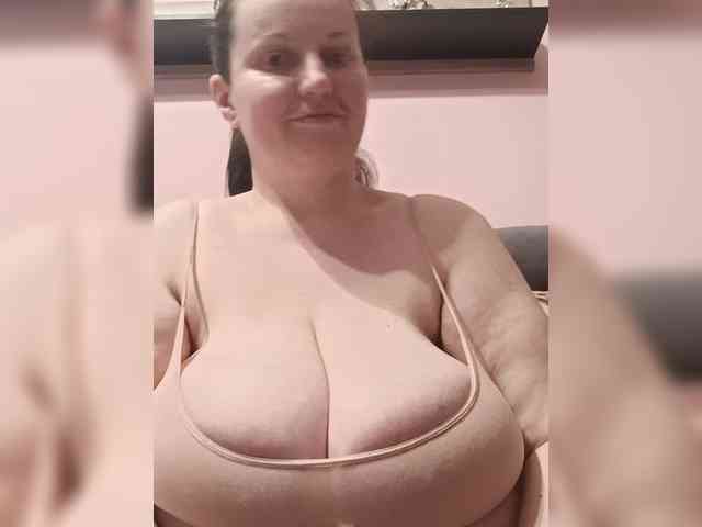 LadyAlma webcam