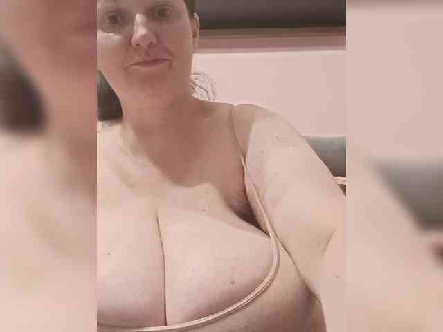 LadyAlma webcam