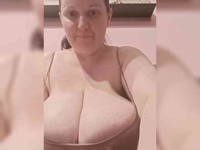 LadyAlma webcam