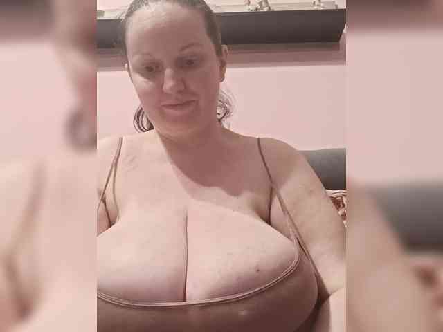 LadyAlma webcam