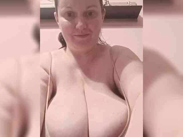 LadyAlma webcam