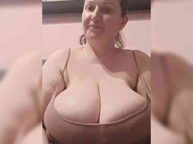 LadyAlma webcam