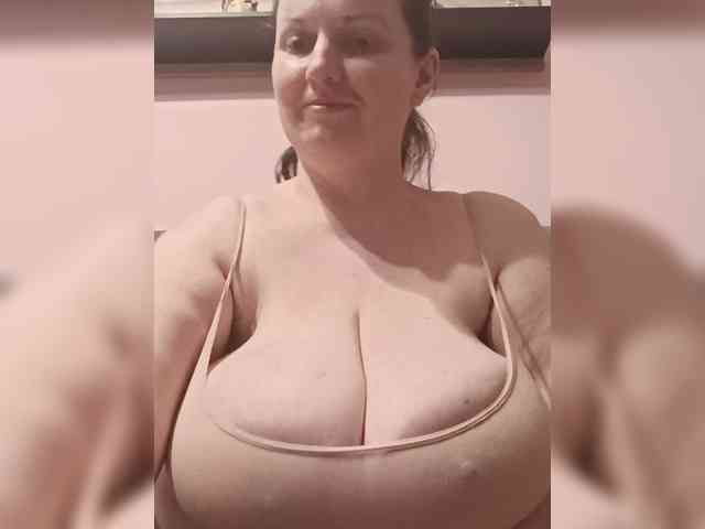 LadyAlma webcam