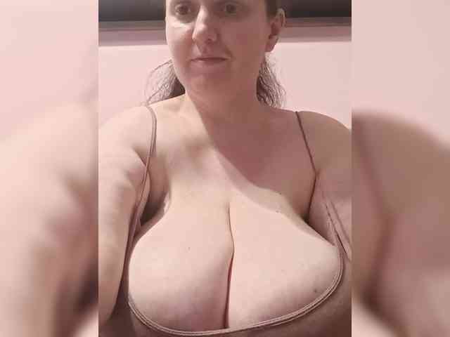 LadyAlma webcam