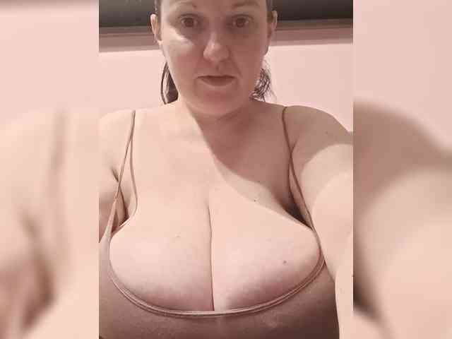 LadyAlma webcam