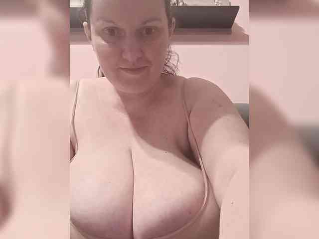 LadyAlma webcam