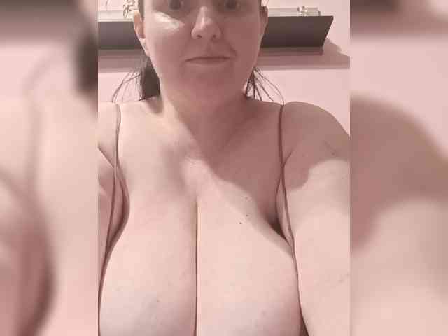LadyAlma webcam