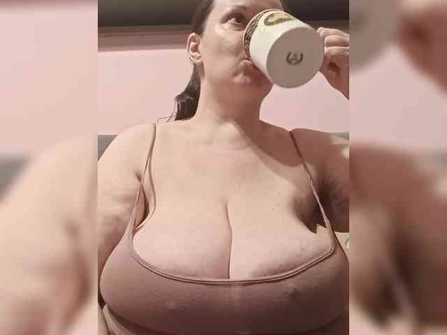 LadyAlma webcam