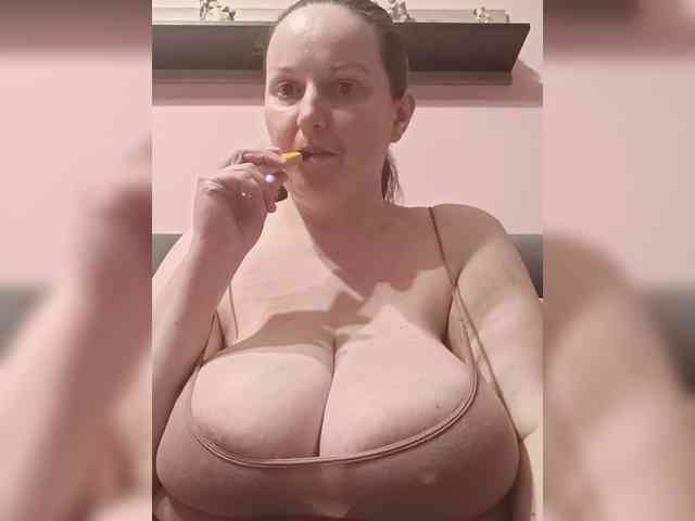 LadyAlma webcam