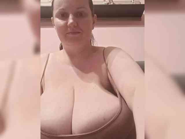 LadyAlma webcam