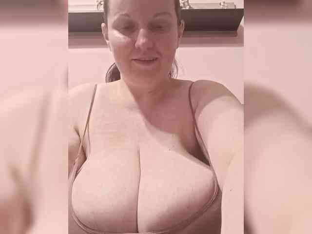 LadyAlma webcam