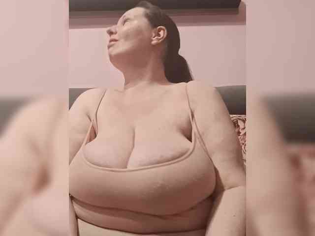LadyAlma webcam
